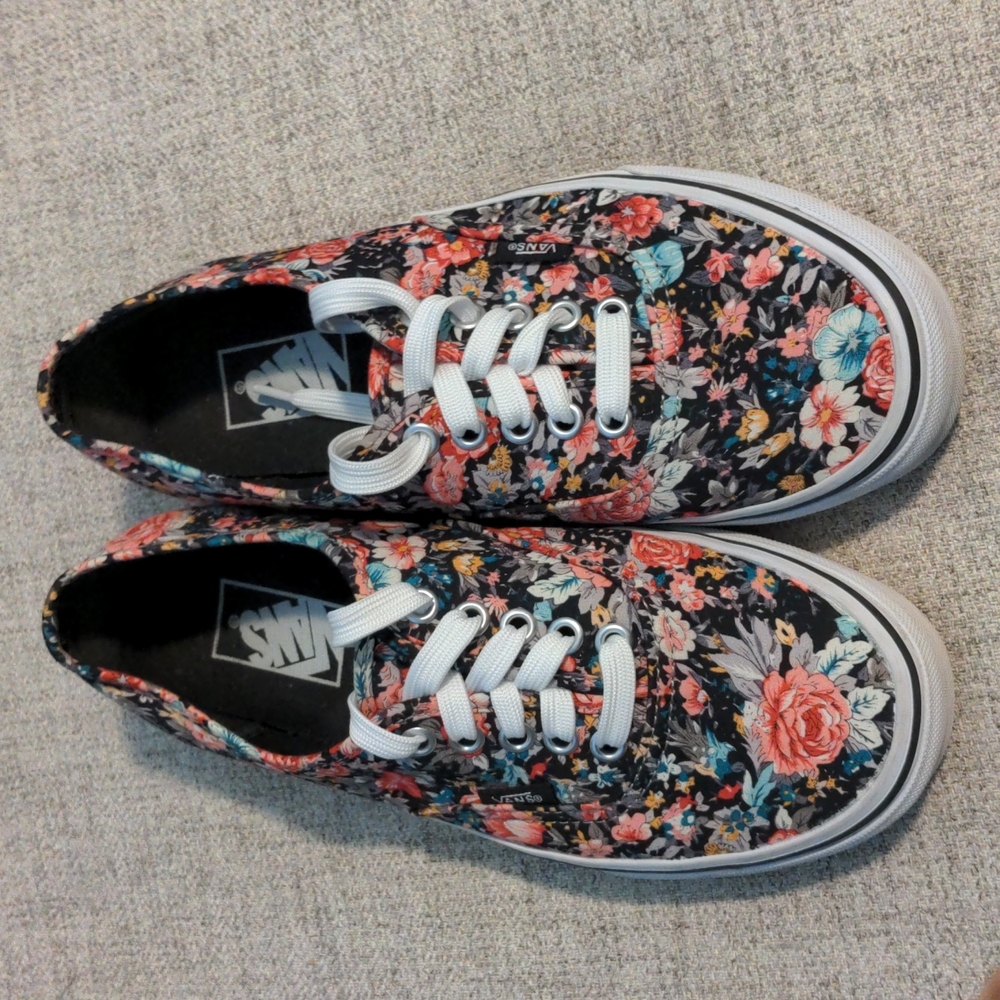 Vans black canvas low top sneakers with floral print size 8 in euc